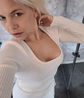 💋 Я живу в Москве, где создаю атмосферу страсти и разврата. Мои услуги охватывают все твои фантазии и сексуальные желания. Я обладаю неповторимыми возможностями, способными доставить тебе истинное удовлетворение: ✔️ классический секс, ✔️ оральный секс, ✔️ анальный секс, ✔️ эротический массаж и многое другое. 🌟 Мои отзывы говорят о моей профессиональности и преданности клиентам. 🌹 Заинтригован? Посмотри мои фото и убедись в моей красоте и сексуальности. 📷 Жду твоего звонка, чтобы с тобой позабыть обо всем и уйти в мир наслаждения и страсти. 💫 Ирина